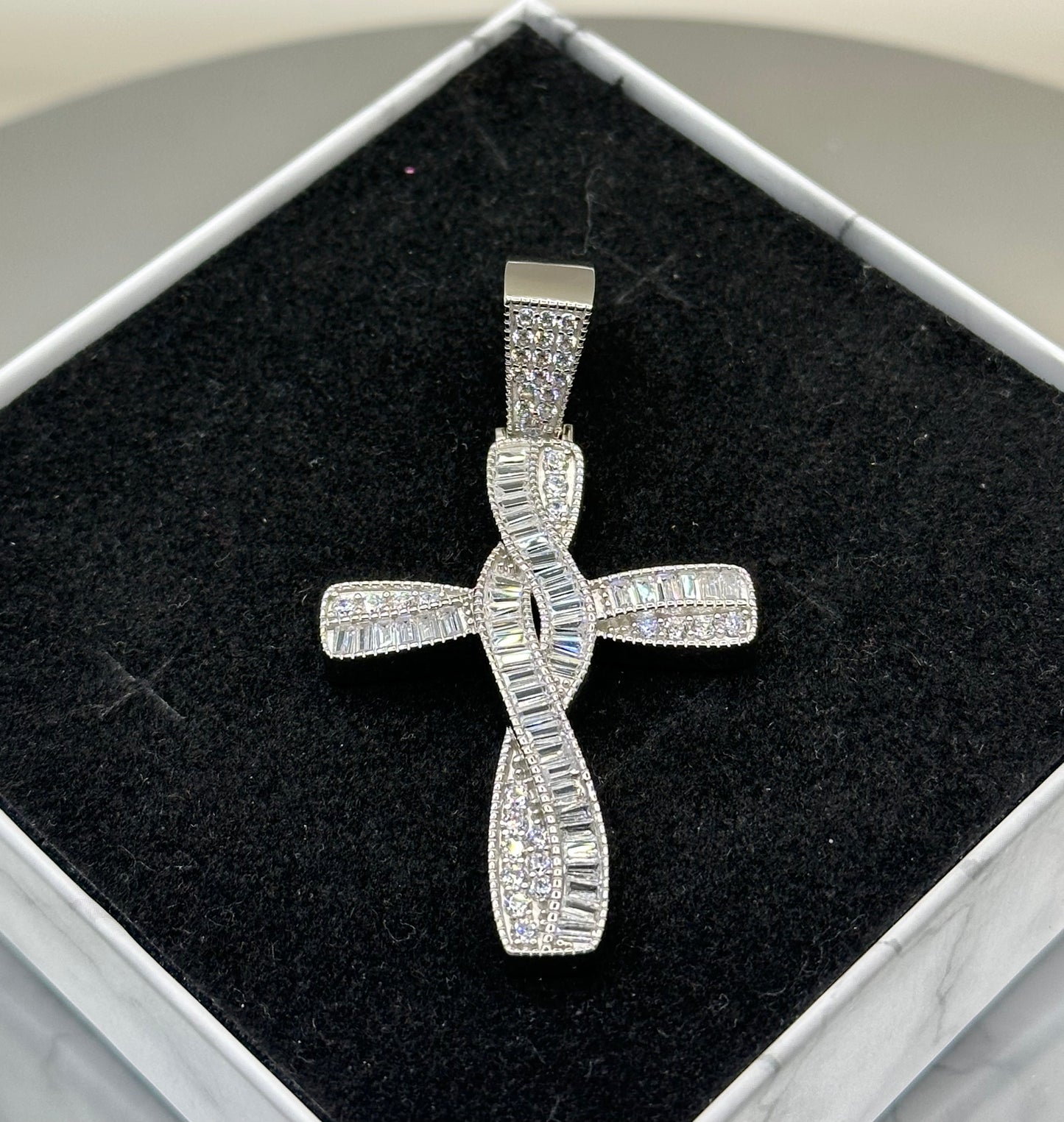Cruz silver pendant with cubic zirconia
