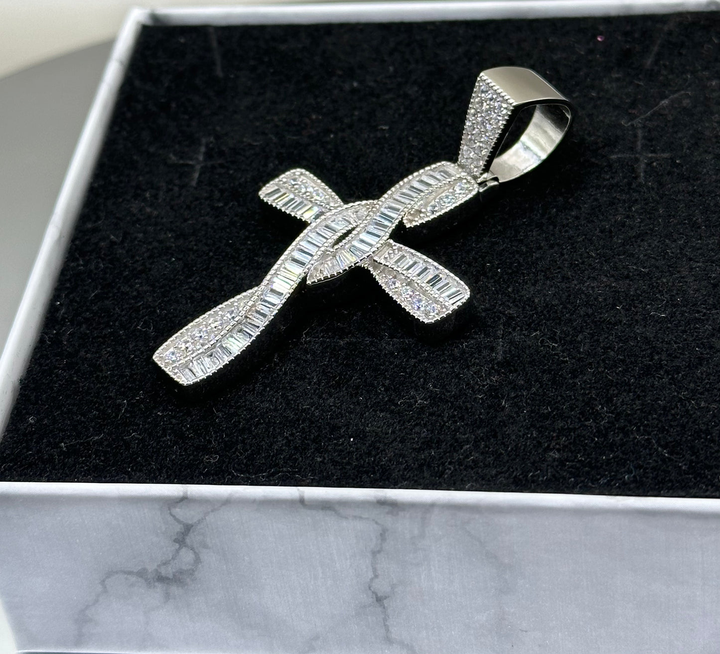 Cruz silver pendant with cubic zirconia